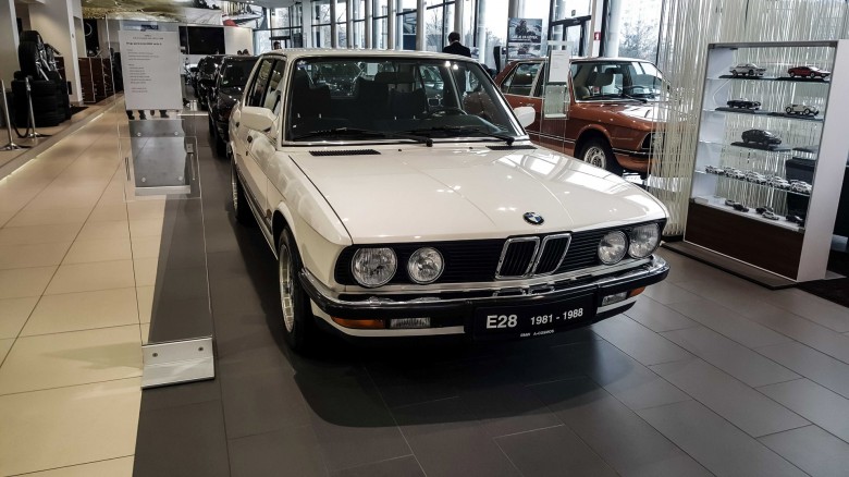 BMWBLOG - BMW 5 series - E12 - E28 -E34 - E39 - E60 - F10 - G30 - showroom (1)