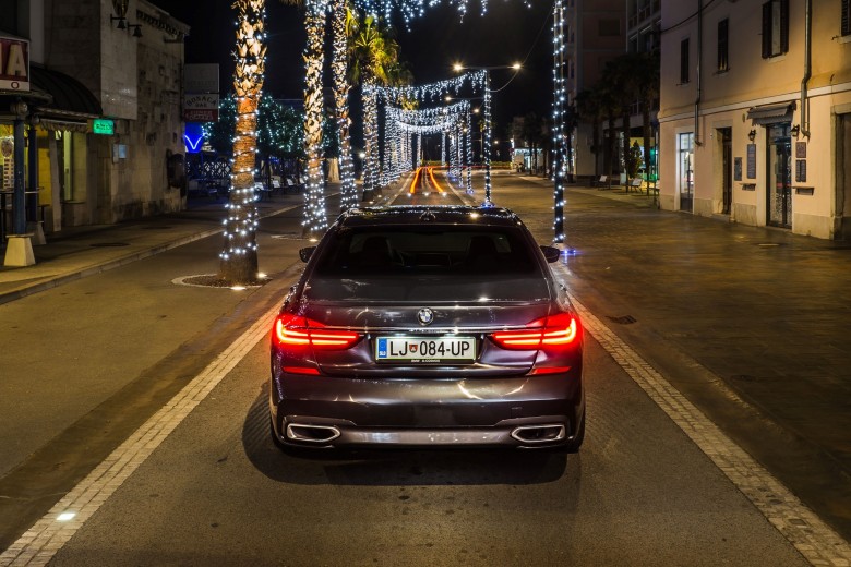 BMWBLOG - BMW 7 series - 730d - BMW A-Cosmos - Christmass lights (13)