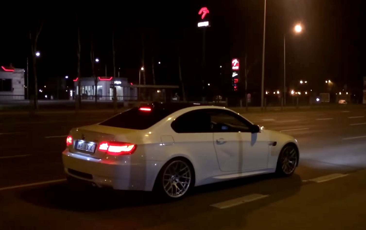 BMW M3 beži pred policaji