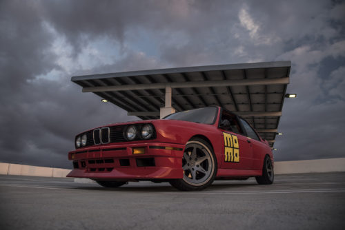 Rdeči MOMO BMW E30 M3 je čudovit primerek zgodovine