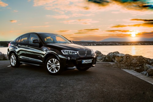 BMW X4 se poteguje za Motor Trend SUV leta!