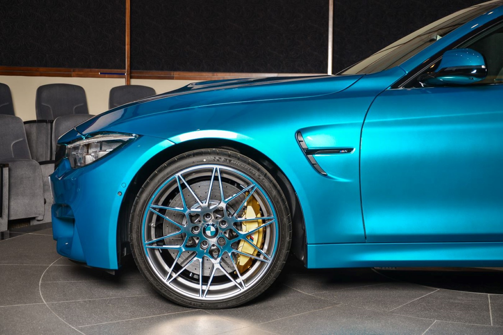 Сочетание цветов машины. BMW m4 Atlantis Blue. Atlantis Blue BMW 399. BMW m4 individual. BMW m4 2022 Atlantis Blue.
