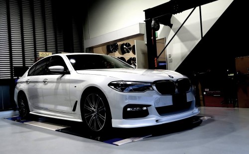 BMW serije 5 z aerodinamičnimi dodatki 3D Design