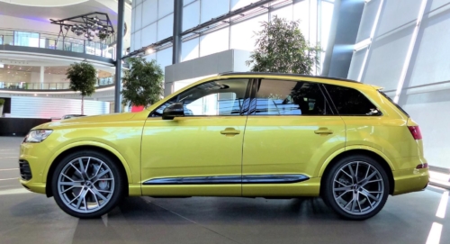 Se Austin Yellow barva bolje poda BMW ali Audi vozilom?