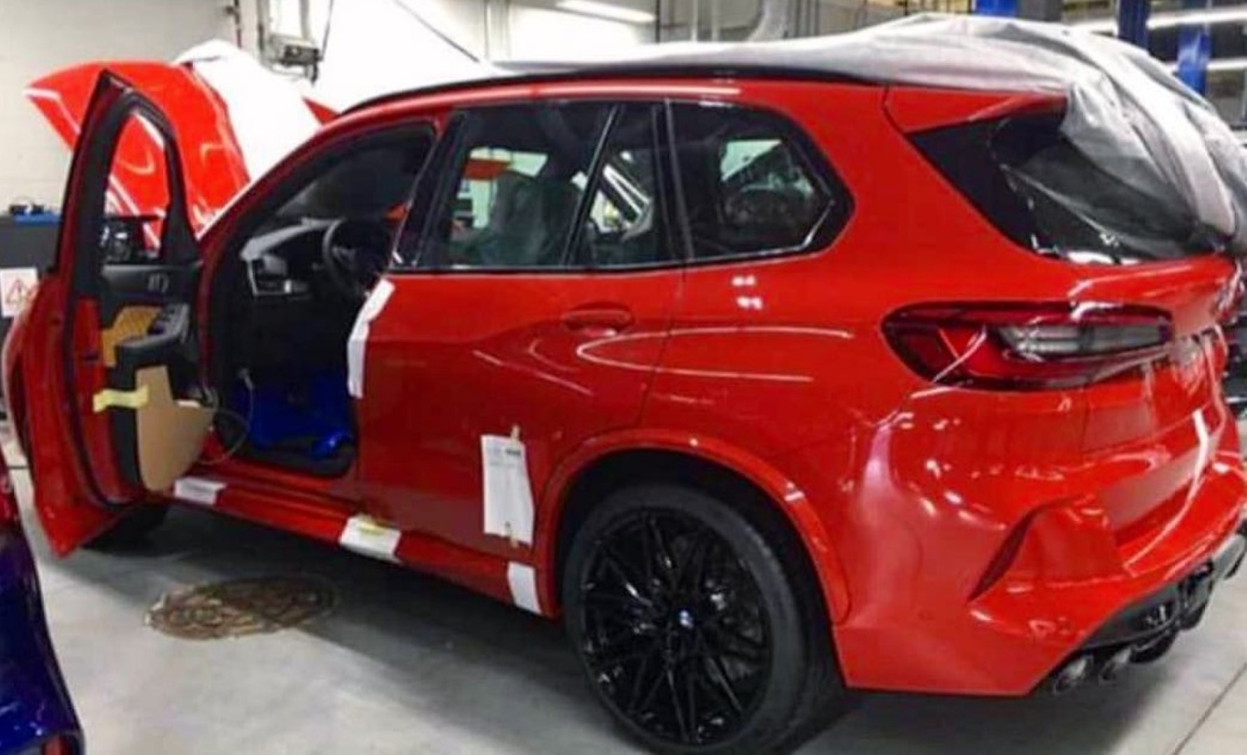 Delavec v tovarni je celemu svetu razkril prihajajoča BMW X5M in X6M Competition
