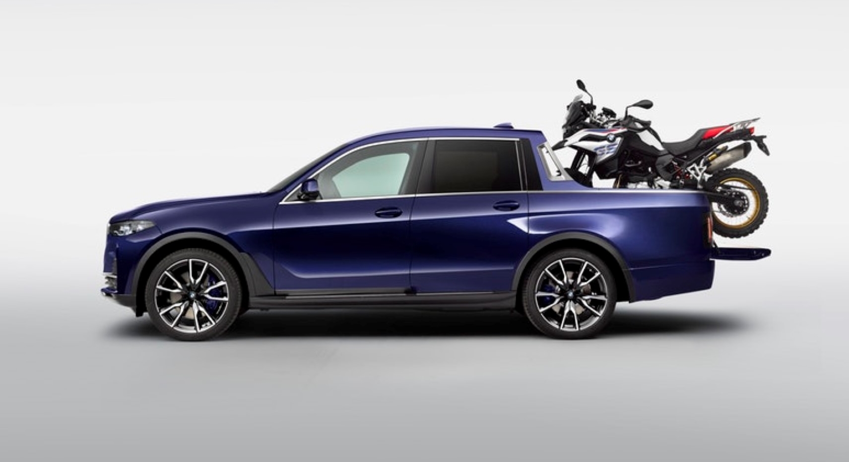 BMW X7 pick-up idealen za prevažanje vašega GS-a!
