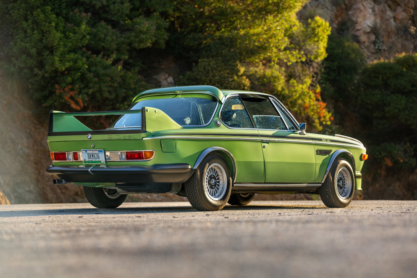 Ta 1974 BMW 3.0 CSL v barvi Taiga Metallic Green je popoln!