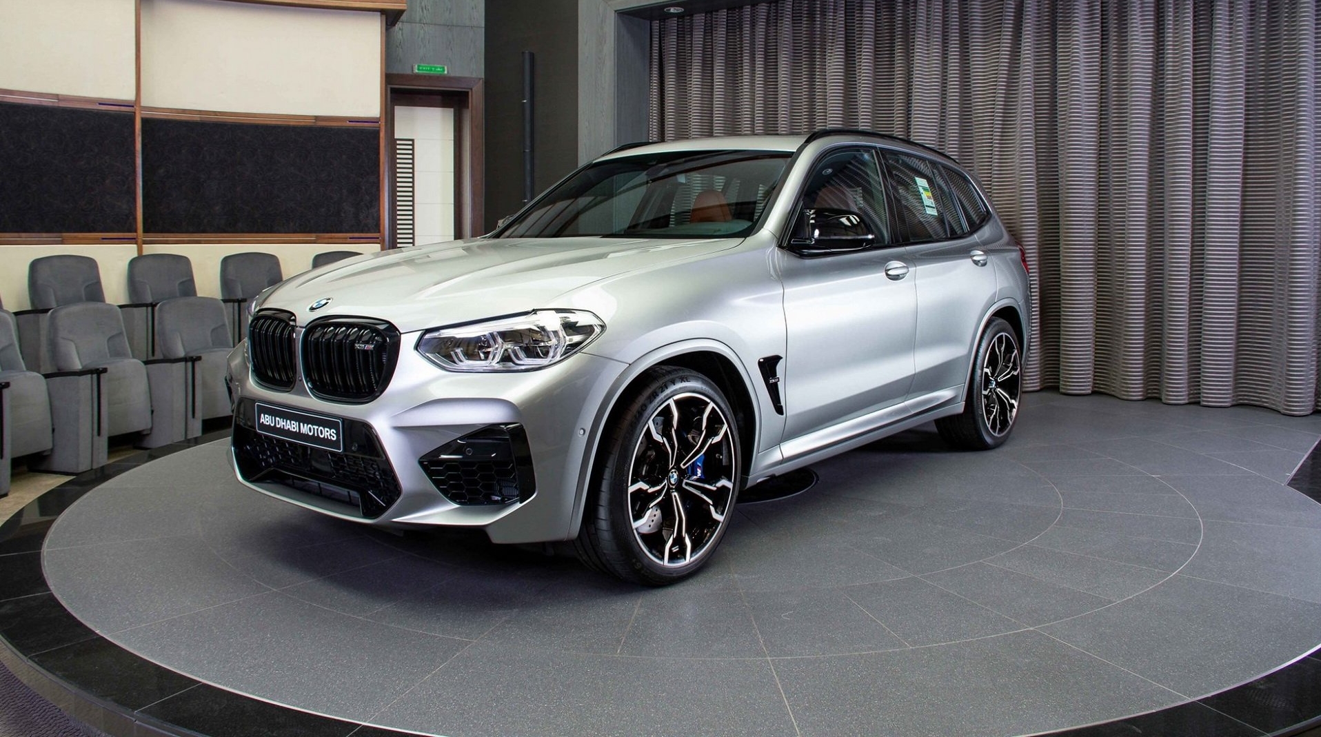 Ta BMW X3 M Competition s Tartufo barvo notranjosti je naravnost…