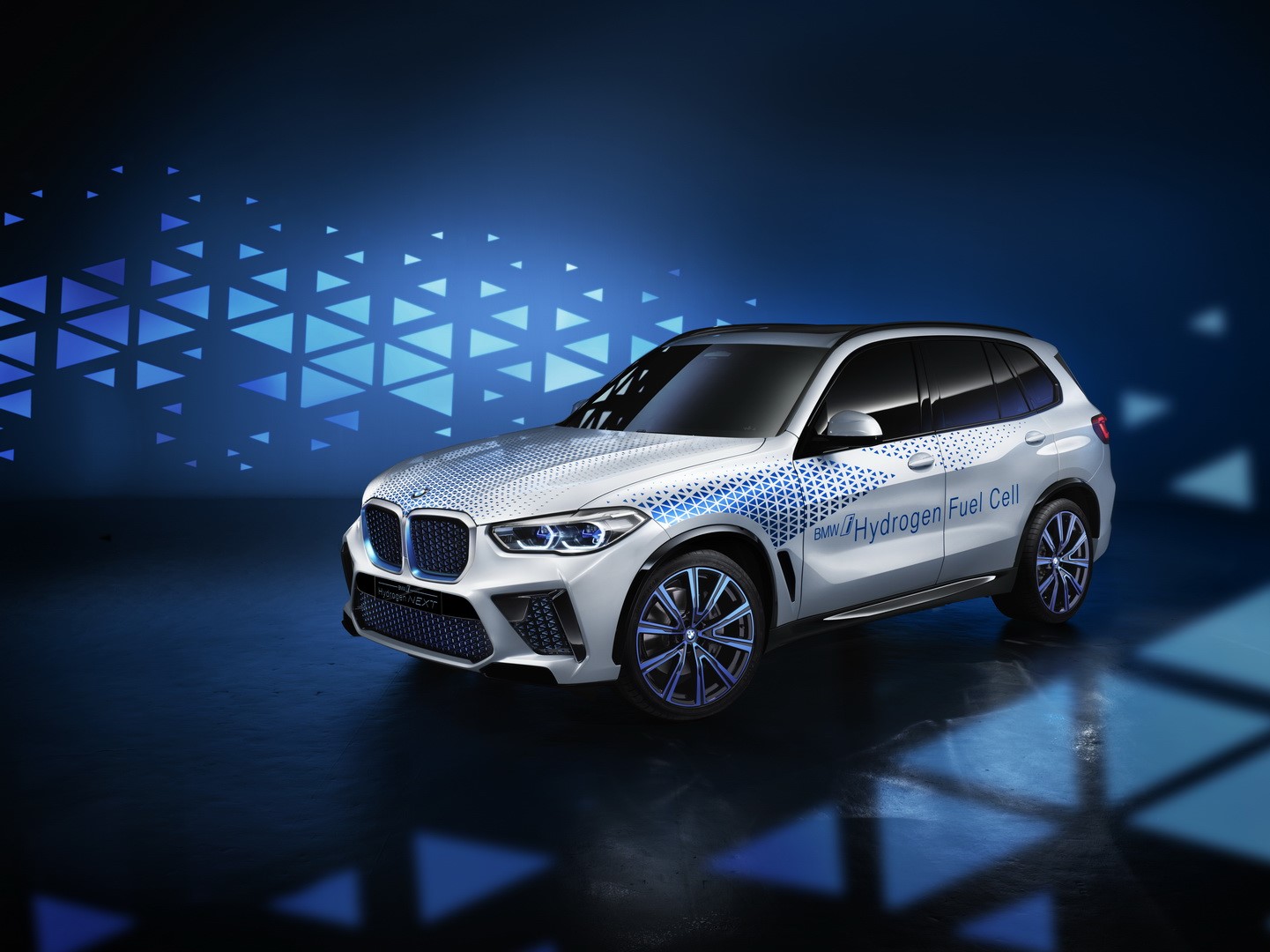BMW X5 na vodik s kar 374 konjskimi močmi potrjen za leto 2022!