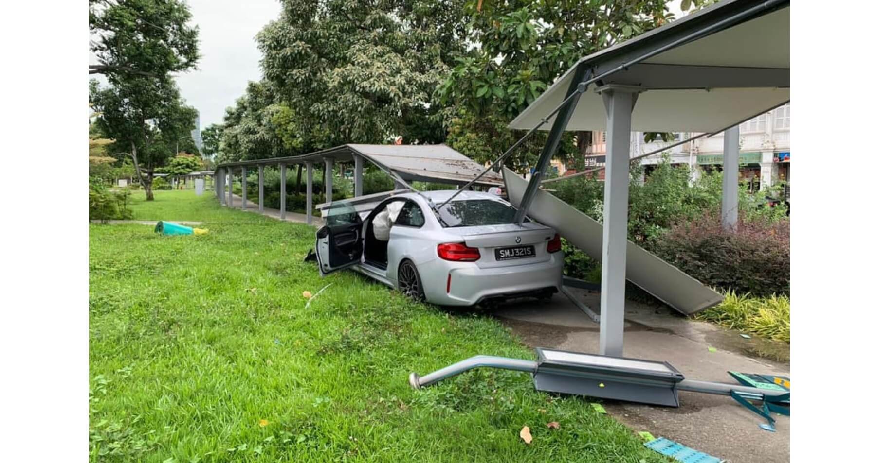 BMW M2 Competition zrušil del pokritega sprehajališča!