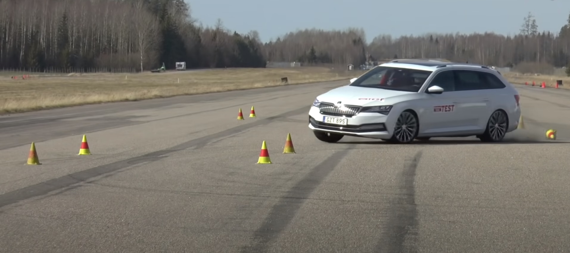 VW Passat in Škoda Superb dobesedno ‘pogrnila’ na losovem testu!