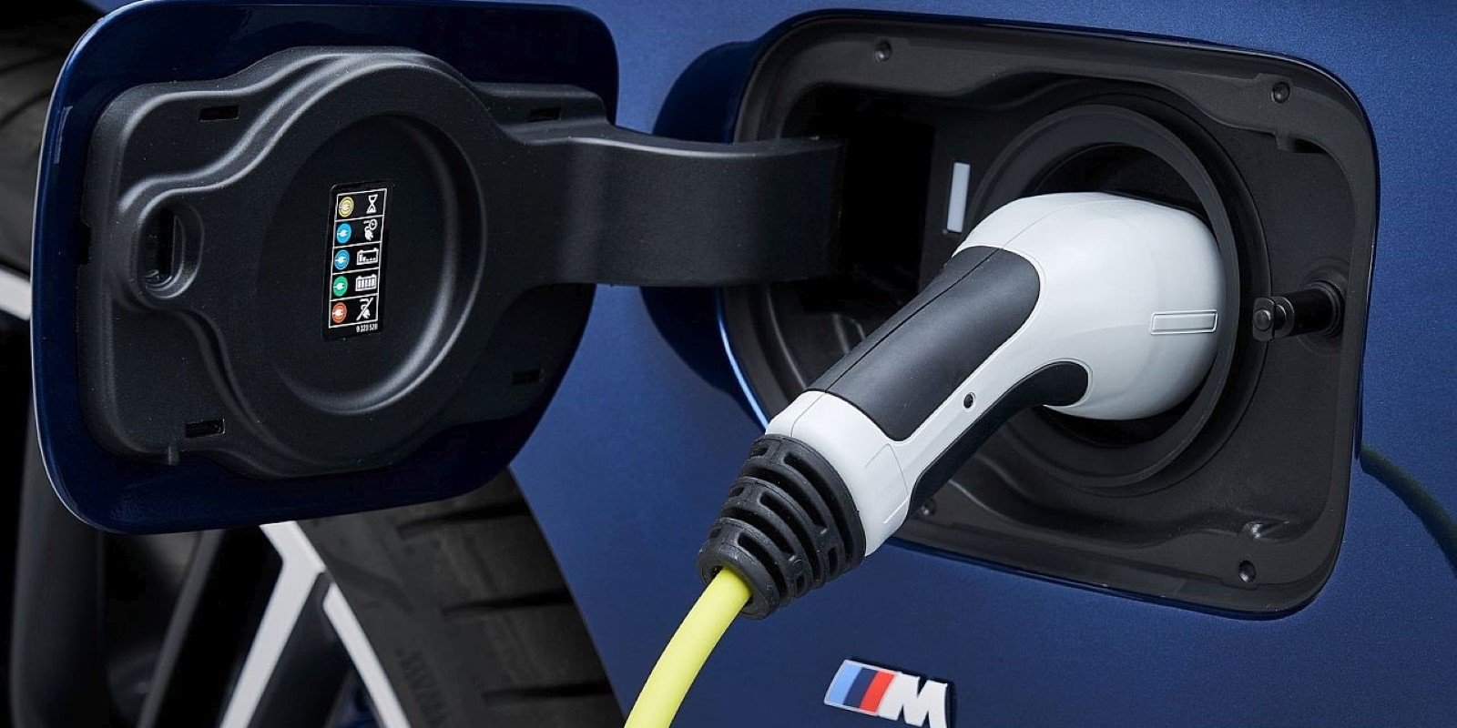 BMW vpoklicuje »plug-in« hibride zaradi nevarnosti vžiga