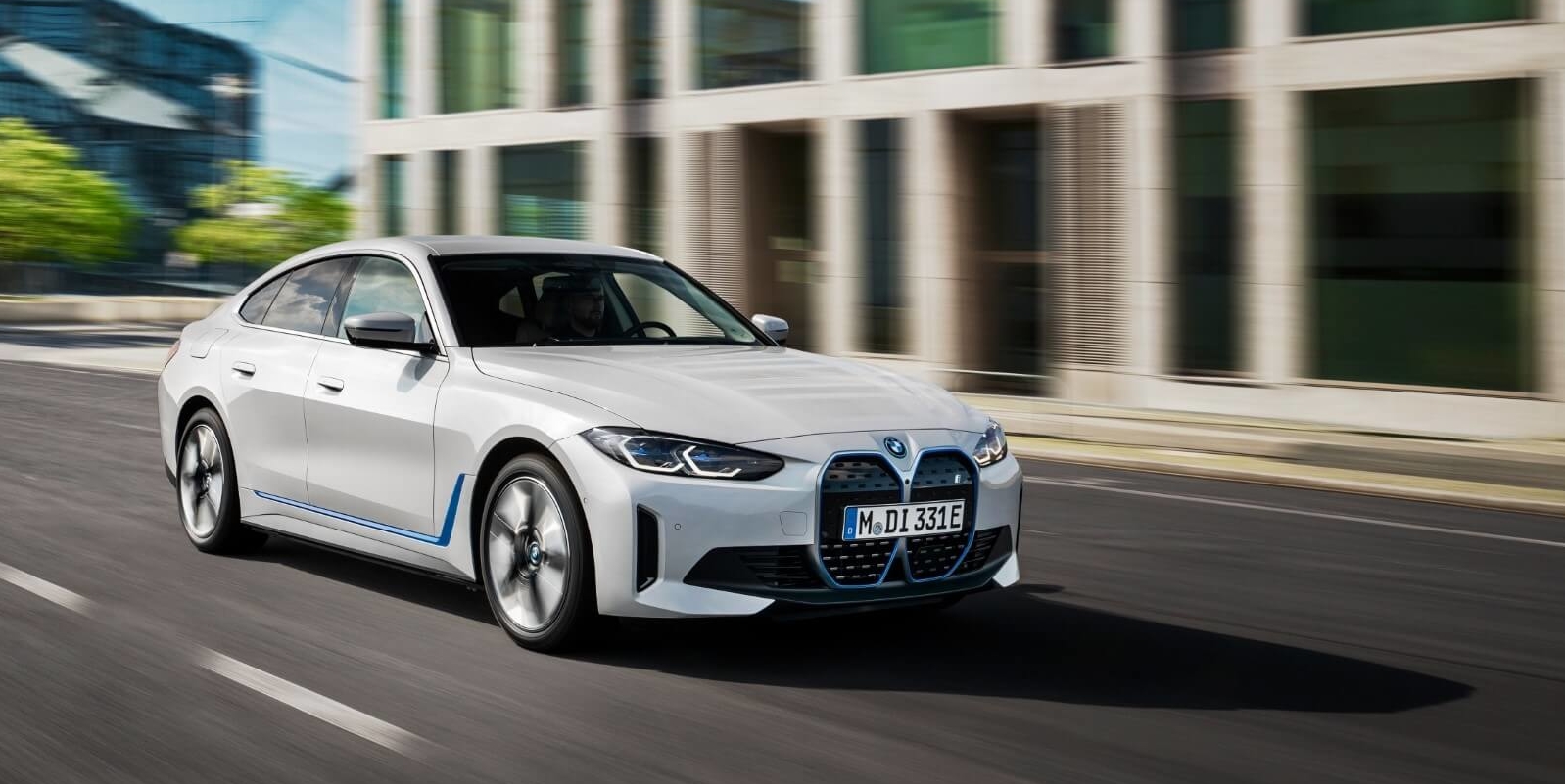 Električni BMW i4 Gran Coupe predstavlja svoj videz z M Performance deli