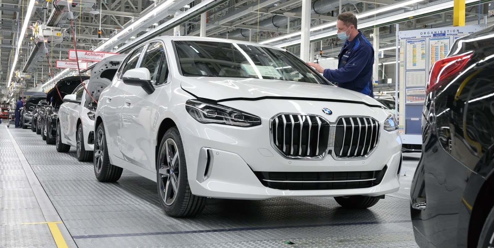 Nov BMW serije 2 Active Tourer je vstopil v proizvodnjo linijo v Leipzigu