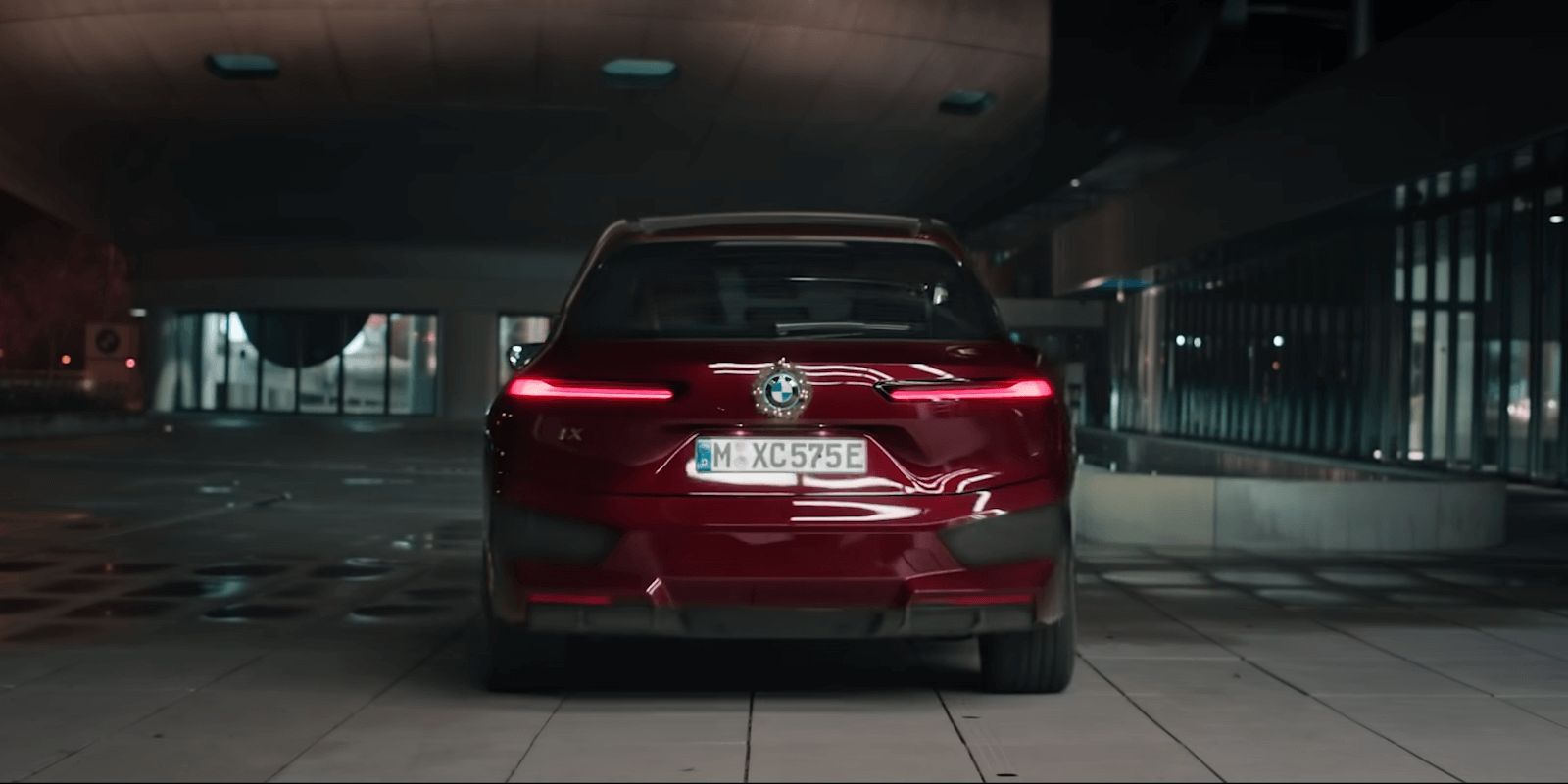 BMW Group je v sodelovanju s Christophom Waltzom ustvaril božnični oglas!
