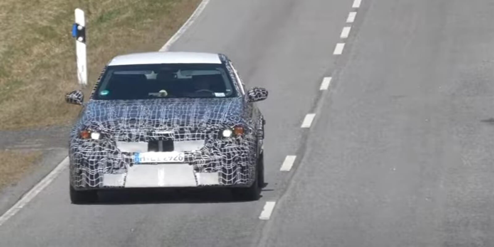 Prihajajoč BMW M5 opažen pri testiranju električnega sklopa v povezavi s famoznim »osmakom«!